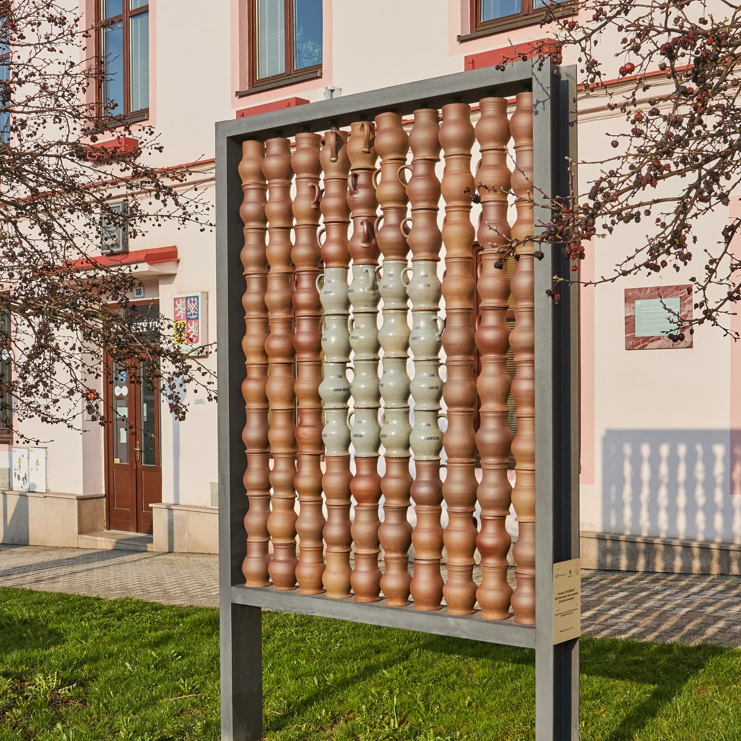 Jedna z keramických plastik v kunštátském veřejném prostoru