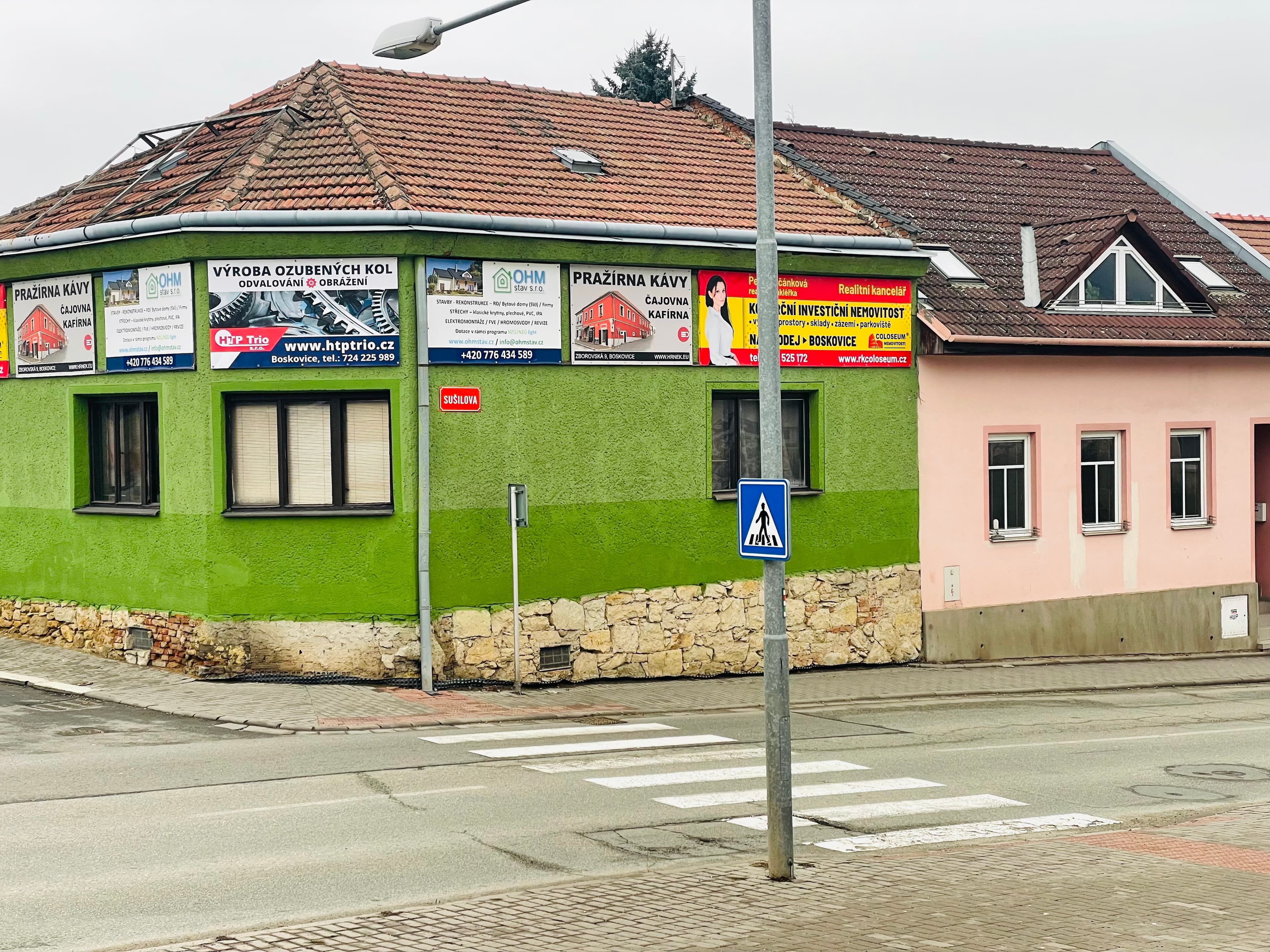 Přechod na křižovatce u lázní poblíž základní školy není úplně bezpečný, město jej letos plánuje zlepšit